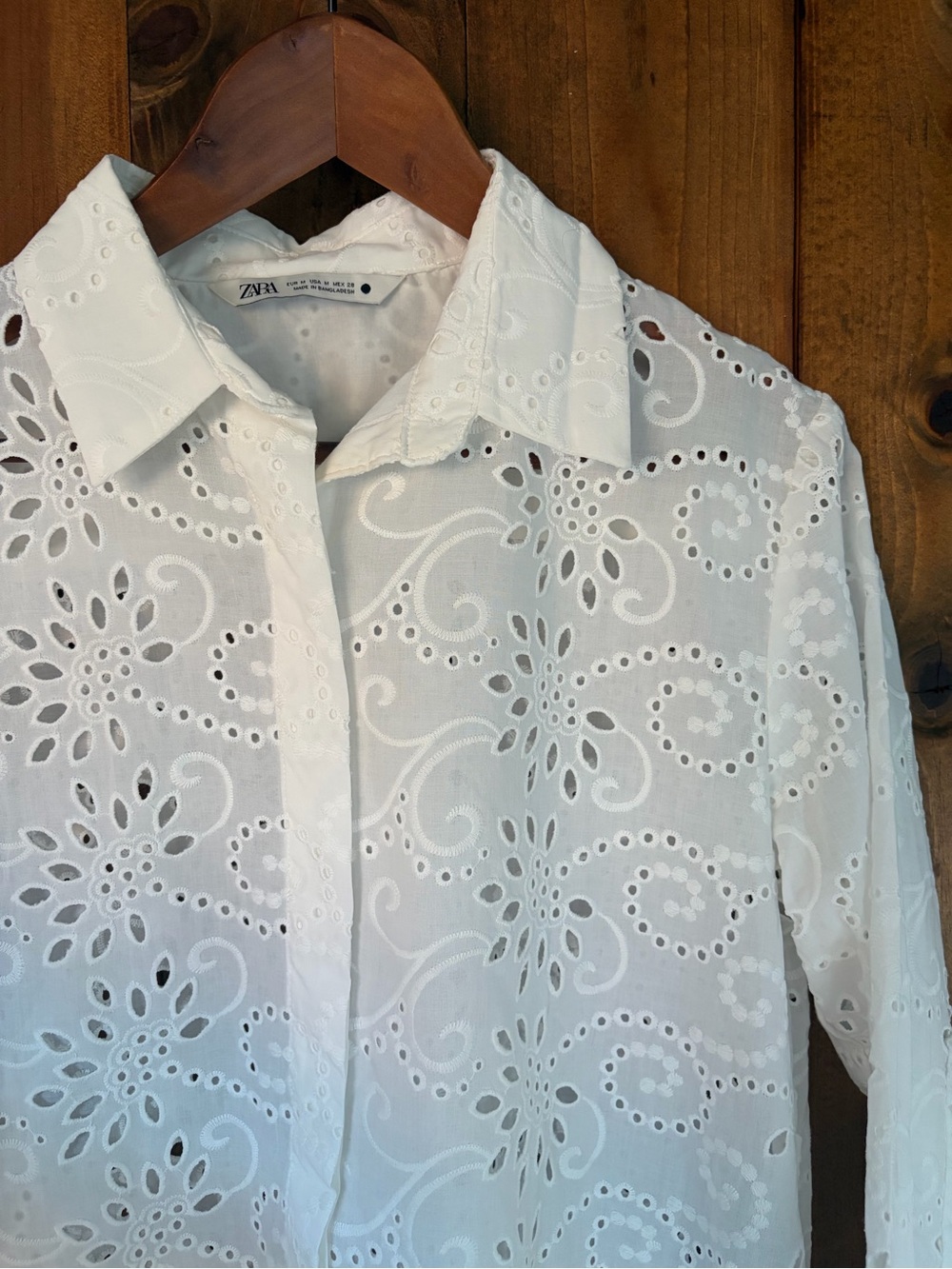 Zara cotton eyelet collared button down shirt in white. Size: Medium - Picture 9 of 11